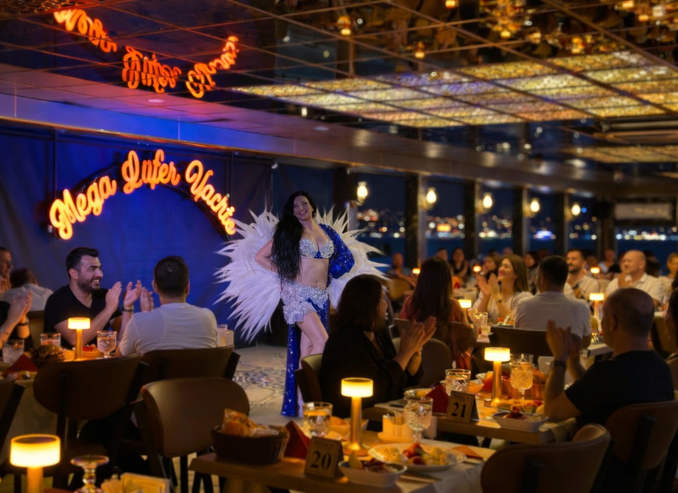 Istanbul: Bosporus-middagscruise og show med privat bord