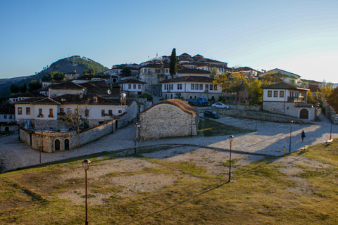 &quot;Berat: Patrimônio da UNESCO e viagem de 1 dia para a Cachoeira Bogova&quot;&quot;Berat: Patrimônio da UNESCO e Cachoeira Bogova&quot; - Tiranë