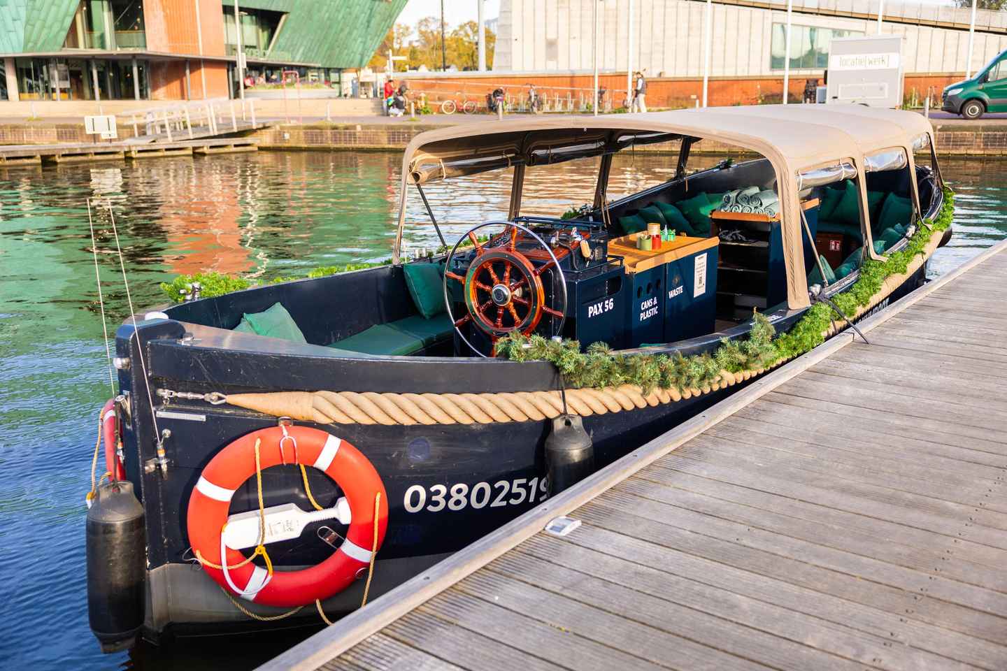 Amsterdam: Guided Open Boat Cruise Unlimited Drinks Option