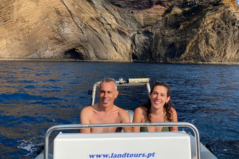 Tour en bateau pour la plongée en apnée dans les grottes