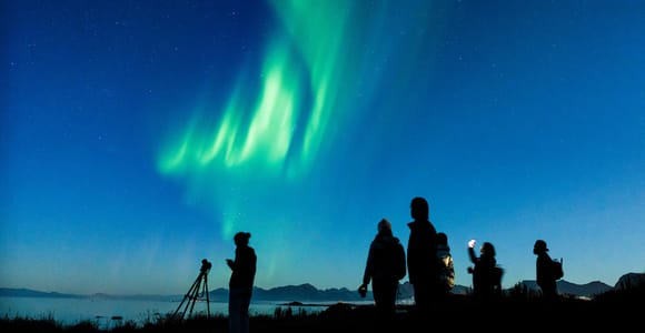 Svolvær: Northern Lights Tour with Hot Drinks & Photos