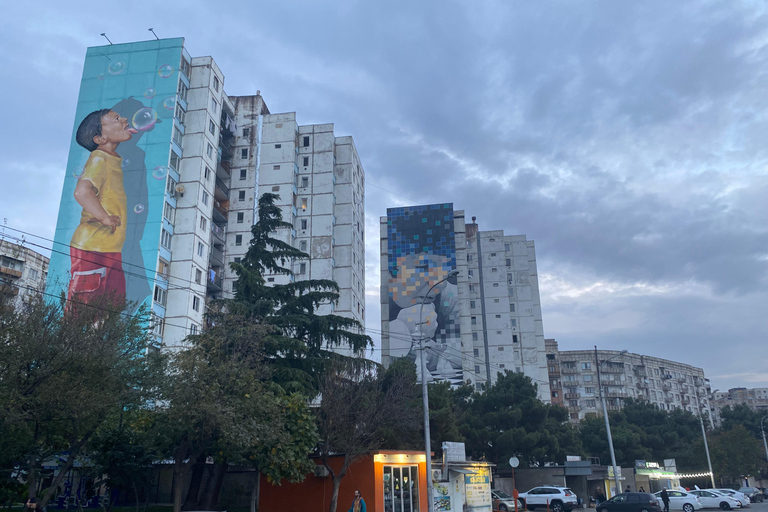 Tbilisi: ponad 100 graffiti i murali, wycieczka z przewodnikiem po sztuce ulicznejTbilisi: Wycieczka po sztuce ulicznej z lunchem