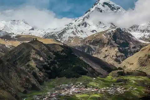 Depuis Tbilissi : excursion d'une journée à Ananuri, Gudauri et Kazbegi