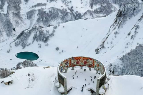 Wycieczka po Kazbegi . Twierdza Ananuri . Ośrodek narciarski Gudauri