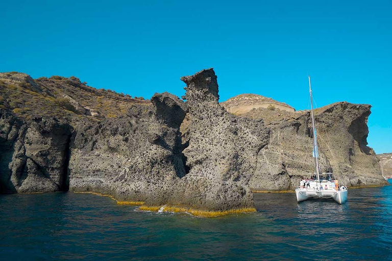 Santorini: Rejs o zachodzie słońca z grecką kolacją i transferemWycieczka grupowa