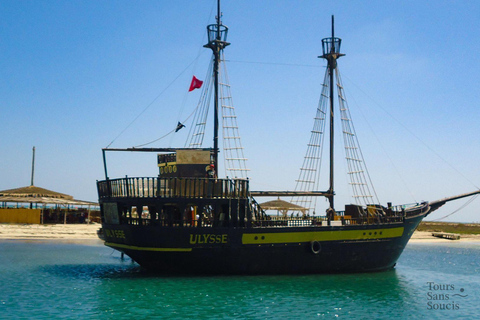 Djerba: Ksar Ghilane e barco pirata – 2 dias de aventura e descobertaDjerba: Ksar Ghilane e Barco Pirata – 2 dias de aventura e descoberta