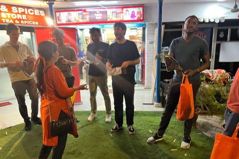 Mercado nocturno y comida callejera en Delhi (medio día, guiado por mujeres)Mercado de día y comida callejera en Delhi (medio día, guiado por mujeres)