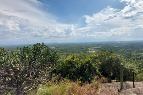 Sigiriya: Minneriya Safari, Yapahuwa Rock & Colombo Drop-off Sigiriya: Minneriya Safari, Yapahuwa Rock & Negombo Drop-off