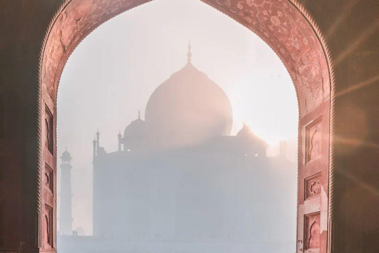 从班加罗尔出发：阿格拉泰姬陵当日往返航班之旅德里/阿格拉出发：含机场接送的全套行程（不含航班）