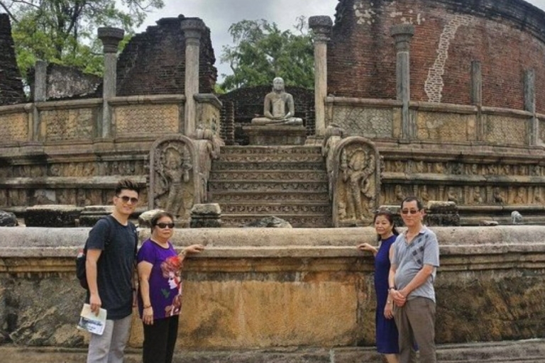 "Viaje en el tiempo a Polonnaruwa: Expedición Histórica Exclusiva"