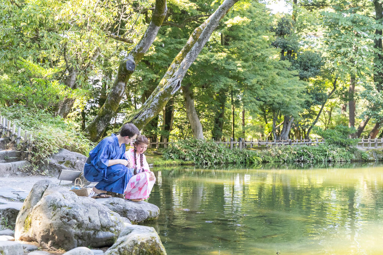 Kanazawa: Private Tour with Photographer and Photoshoot Kanazawa: Private Tour with Photographer - Half Day
