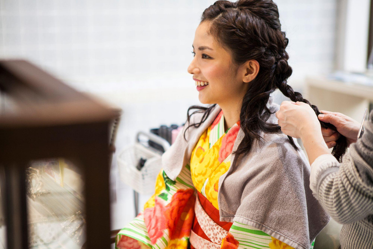 Hiroshima: Experience Japanese kimono by renting it