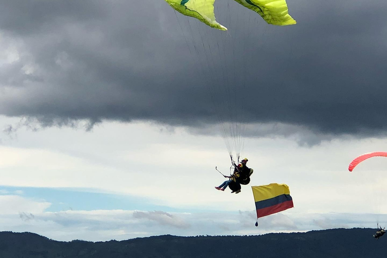 Medellín: Skip-the-Line Paragliding W 20-Yr Experience Pilot