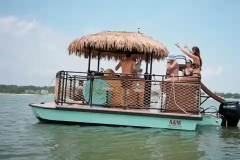 Дестин: Круиз по песчаной отмели Краб-Айленд с водной горкой от Tiki Pub