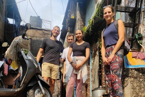 Caminhada na favela de Dharavi, em Mumbai