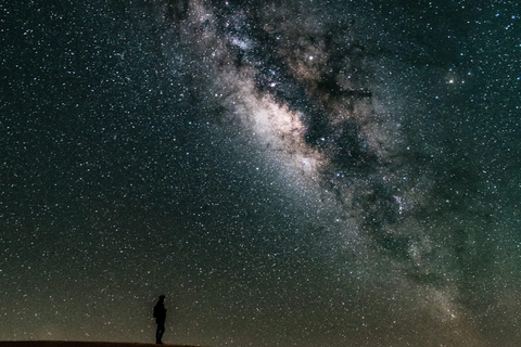 Wadi Rum: Almoço ou Jantar ao Estilo Beduíno com Serviço de BuscaAlmoço beduíno local com chá, café, bebidas geladas e serviço de busca