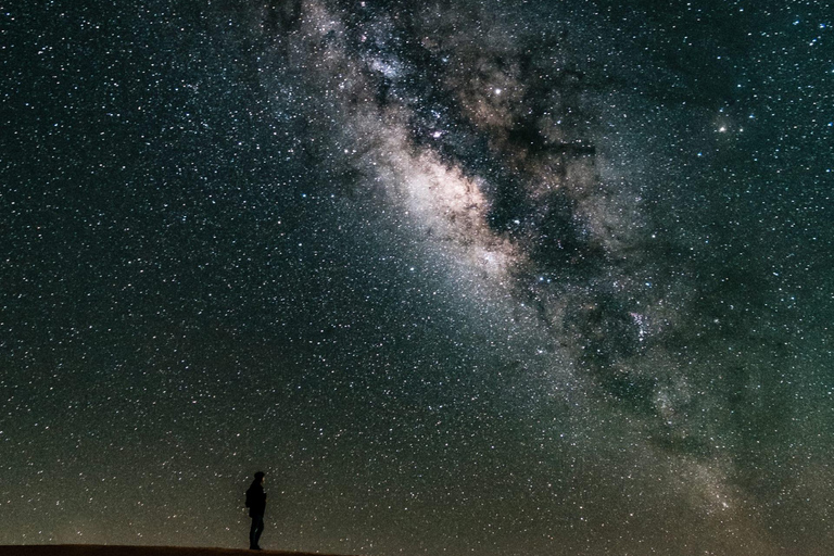 Wadi Rum: Almoço ou Jantar ao Estilo Beduíno com Serviço de BuscaAlmoço beduíno local com chá, café, bebidas geladas e serviço de busca