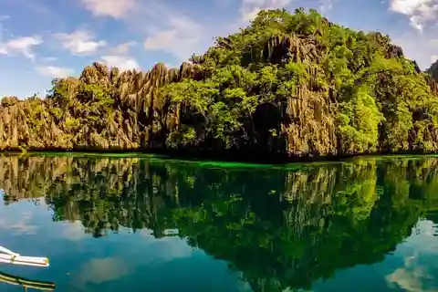 Coron: Complete Island Hopping Guided Tour with Lunch