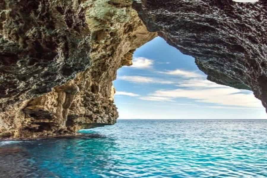 Pounta: Halbtagestour zu den Piratenhöhlen und zur Blauen Lagune. Foto: GetYourGuide Pounta: Halbtagestour zu den Piratenhöhlen und zur Blauen Lagune. Foto: GetYourGuide