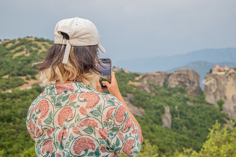 Atenas: Excursión de un día a los Monasterios y Cuevas de Meteora y opción de almuerzoVisita compartida en inglés con traslado en autobús y almuerzo