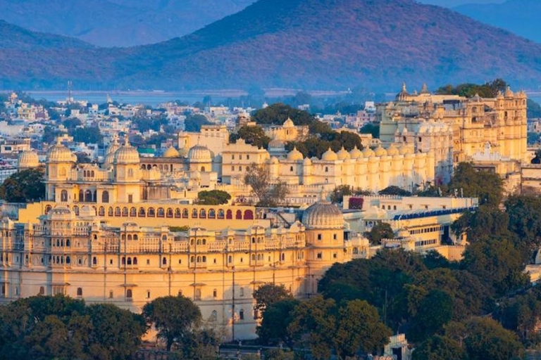 From Udaipur: Private Udaipur City Sightseeing Tour by Car
