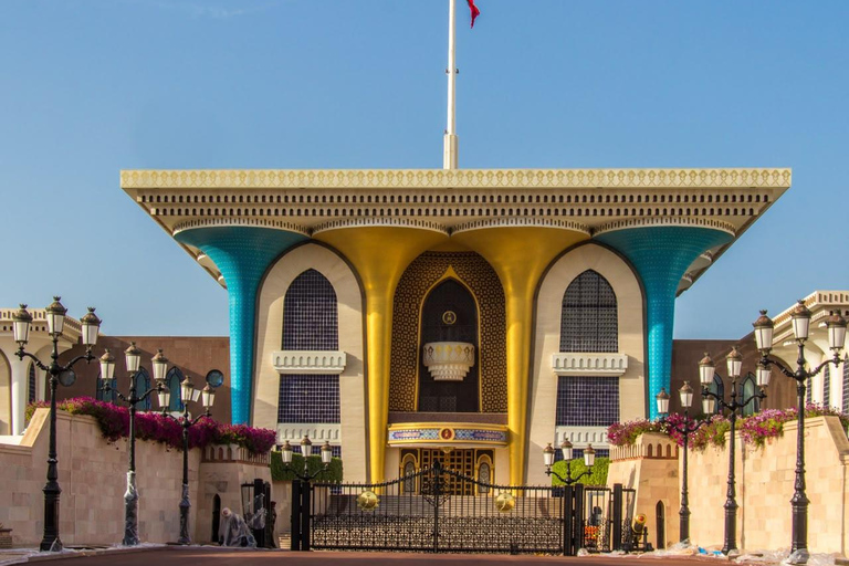 Muscat: Private City Tour with a Local Guide & Full Transfer