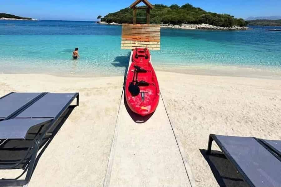 Ab Tirana/Durrës/Vlora: Bootstour zum Blauen Auge, nach Saranda & Ksamil. Foto: GetYourGuide