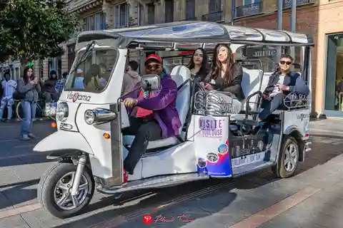 Toulouse: Electric Tuk-Tuk Tour with Photo Stops and Audio
