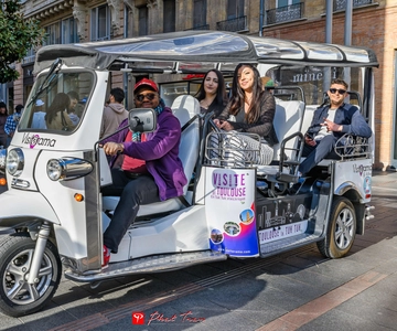 Toulouse: Electric Tuk-Tuk Tour with Photo Stops and Audio