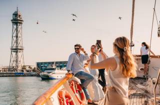 Barcelona: Tagestour oder Sunset Sailing Trip mit Getränk inbegriffen