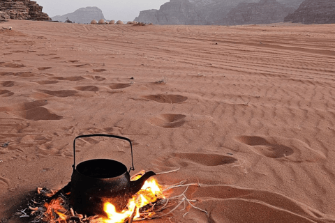 Wadi Rum: 6-Hour Jeep Tour with Bubble Tent Stay and 2 Meals
