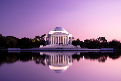 DC: Monuments &amp; Memorials Sunset Tour com guia ao vivoDC: Monuments and Memorials Sunset Tour em ônibus aberto