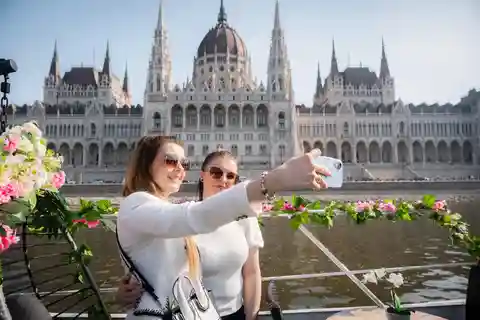 Cruzeiro turístico noturno em Budapeste