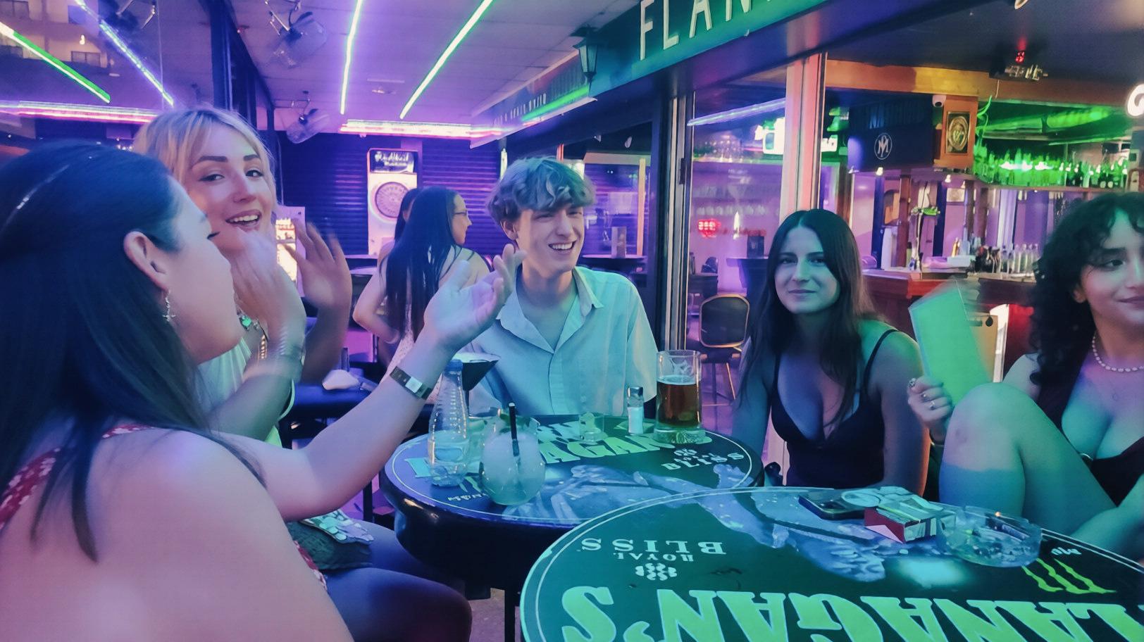Maspalomas: Kneipentour mit Gratis-Shots & Partyspielen