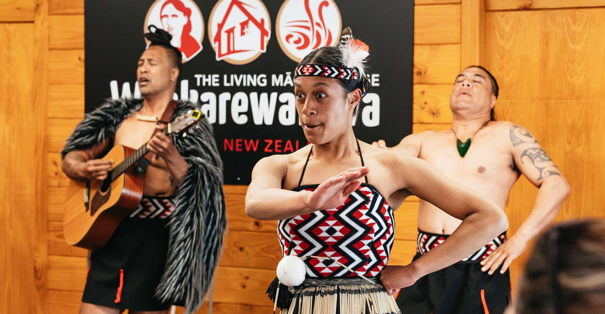 Rotorua, Māori Cultural Performance with Dancing - Hizvo