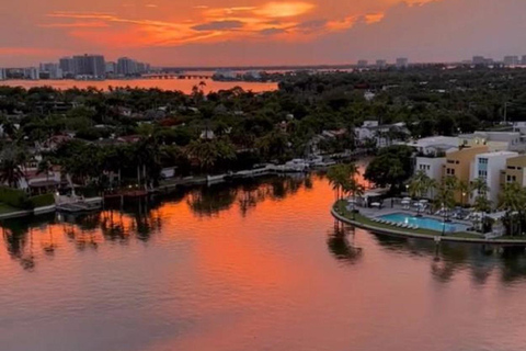 Crucero privado nocturno y al atardecer en Miami con vistas al skylineTour nocturno y al atardecer en Miami con vistas al horizonte