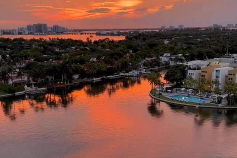 Crucero privado nocturno y al atardecer en Miami con vistas al skylineTour nocturno y al atardecer en Miami con vistas al horizonte