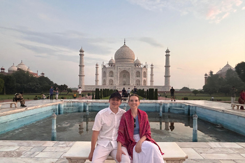 De Delhi : Tour du Taj Mahal au lever du soleil à AgraSeulement le guide (pas de voiture, de frais d&#039;entrée et de repas)