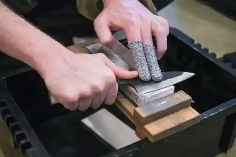 Tokyo : Atelier de fabrication de couteaux (aiguisage, gravure)