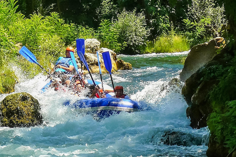 Split/Omiš: Rafting no rio Cetina com salto de penhasco e nataçãoRafting de 3 horas a partir de Omiš