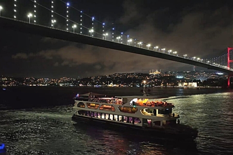 Istanbul: Bosporus-Dinner-Kreuzfahrt mit Getränken und türkischer ShowStandardmenü mit unbegrenzten alkoholischen Getränken und Transfer