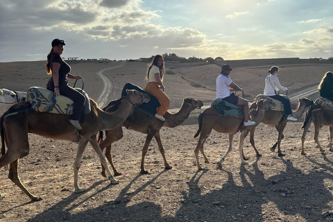 Marrakesz: Agafay Quad Tour z przejażdżką na wielbłądzie, kolacją i pokazemMarrakesz: Agafay Desert Quad Bike, Przejażdżka na wielbłądzie i Dinner Show