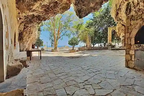 Chania Unfiltered: Craft Beer Tasting & Hidden Cave Hike