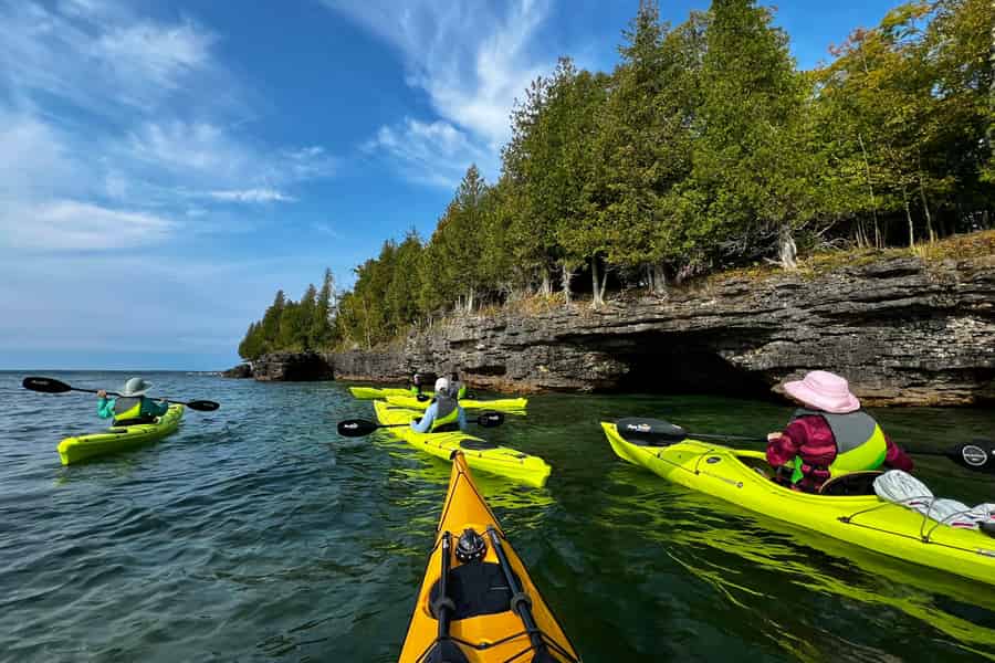 Door County: Kajaktour zu den Höhlen von Point und den Dünen von Whitefish. Foto: GetYourGuide