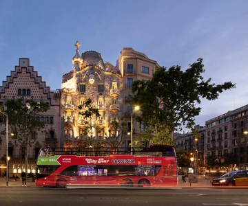 Barcelona: Night Bus Tour with Live Guide