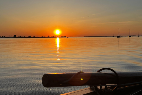 Spakenburg: Rejs autentyczną łodzią rybacką o zachodzie słońcaSpakenburg: Rejs o zachodzie słońca autentyczną łodzią rybacką
