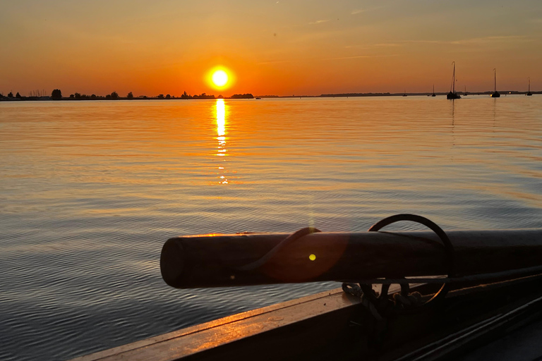 Spakenburg: Rejs autentyczną łodzią rybacką o zachodzie słońcaSpakenburg: Rejs o zachodzie słońca autentyczną łodzią rybacką