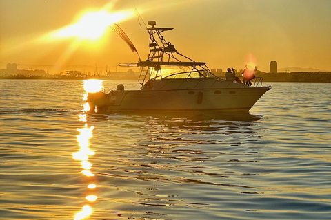 Valencia: Crucero VIP al atardecer en catamarán con bebida