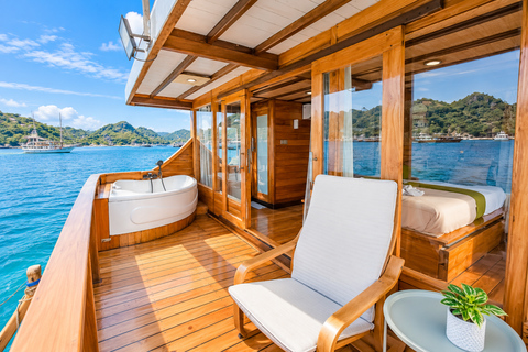 Labuan Bajo: 3-Day Komodo Sailing Luxury Boat with All Fees Deluxe Boat - Private Standar Room (2pax/room)