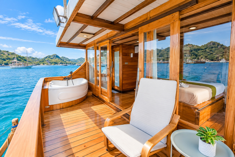 Labuan Bajo: 3-Day Komodo Sailing Luxury Boat with All Fees Deluxe Boat - Private Standar Room (2pax/room)